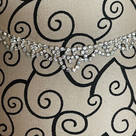 Small silver rhinestone costume necklace - Picture 2 of 5